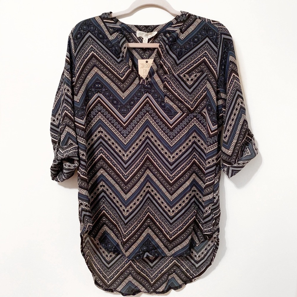 ✨NWT✨ Pink Rose Chevron Print Split Neck Blouse